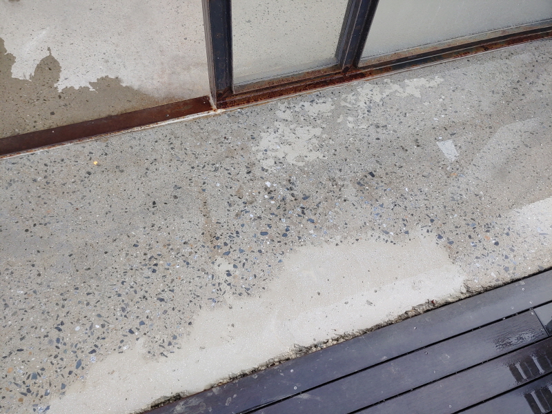 현장에서 공사 작업이 진행 중인 모습입니다. (살펴본, 단계입니다) · 자연광이 어우러져 콘크리트의 고급스러운 질감이 드러납니다.